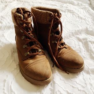 Lace up Sweater boots